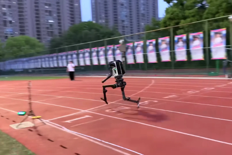 Hình ảnh robot H1 chạy với tốc độ cao.