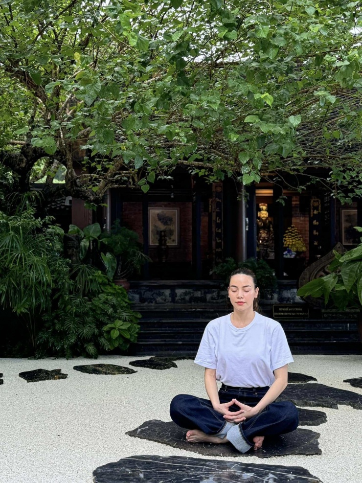 Học Hồ Ngọc Hà cách diện màu trắng 'sang xịn mịn': Tuyệt chiêu nâng tầm khí chất tuổi trung niên - 11