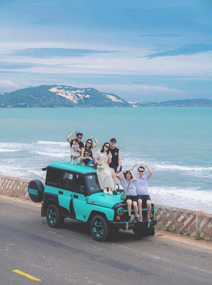 Ngày càng nhiều gia đình lựa chọn du lịch tự túc bằng ô tô. Ảnh: Hoàng Liên