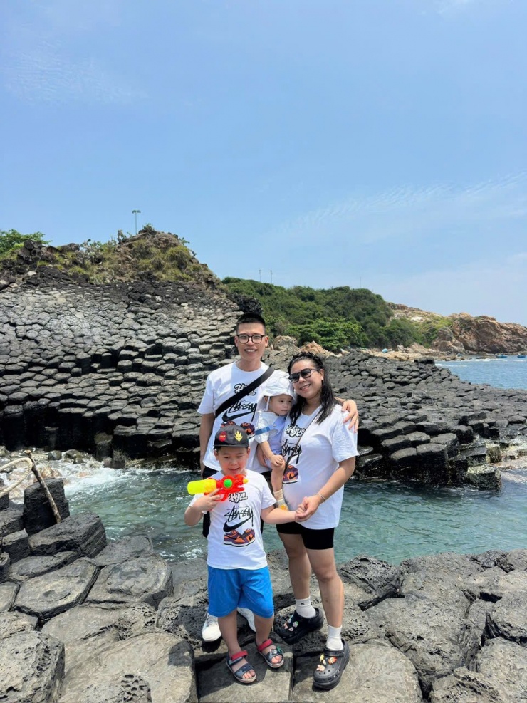 Gia đình chị Trang trong chuyến du lịch hè 2025. Ảnh: NVCC