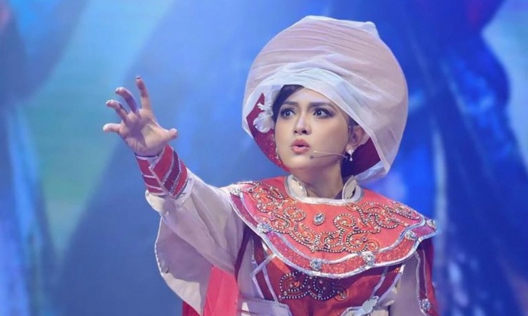 Bùm Bum, cháu nghệ sĩ Vũ Linh diễn "Tiếng trống Mê Linh" trong show. Đây là tiết mục chui, vừa bị Sở Văn hóa TPHCM xử phạt. 