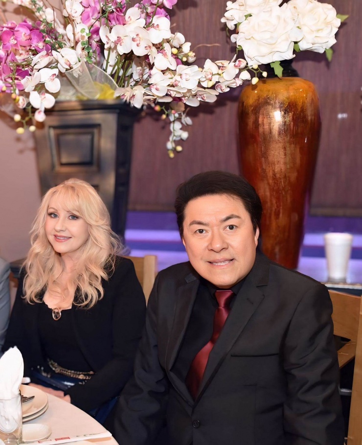 Ca sĩ Công Thành lúc sinh thời và vợ. Ảnh: FBNV