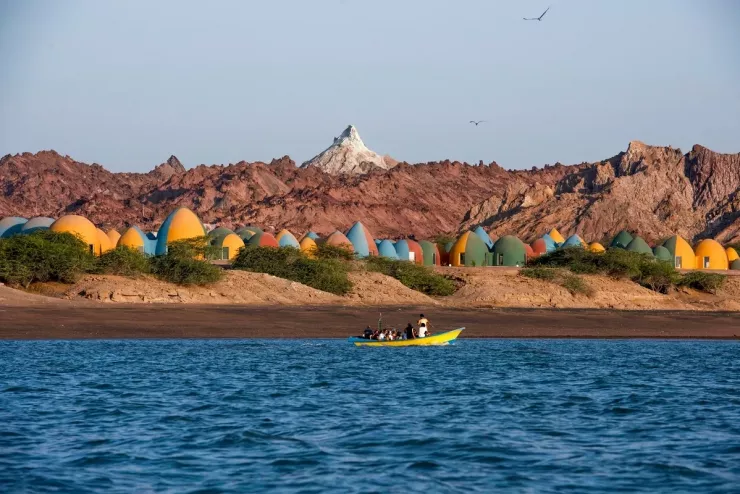 'Đảo cầu vồng' giữa eo biển Hormuz - 5