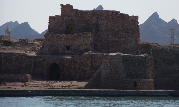 'Đảo cầu vồng' giữa eo biển Hormuz - 8