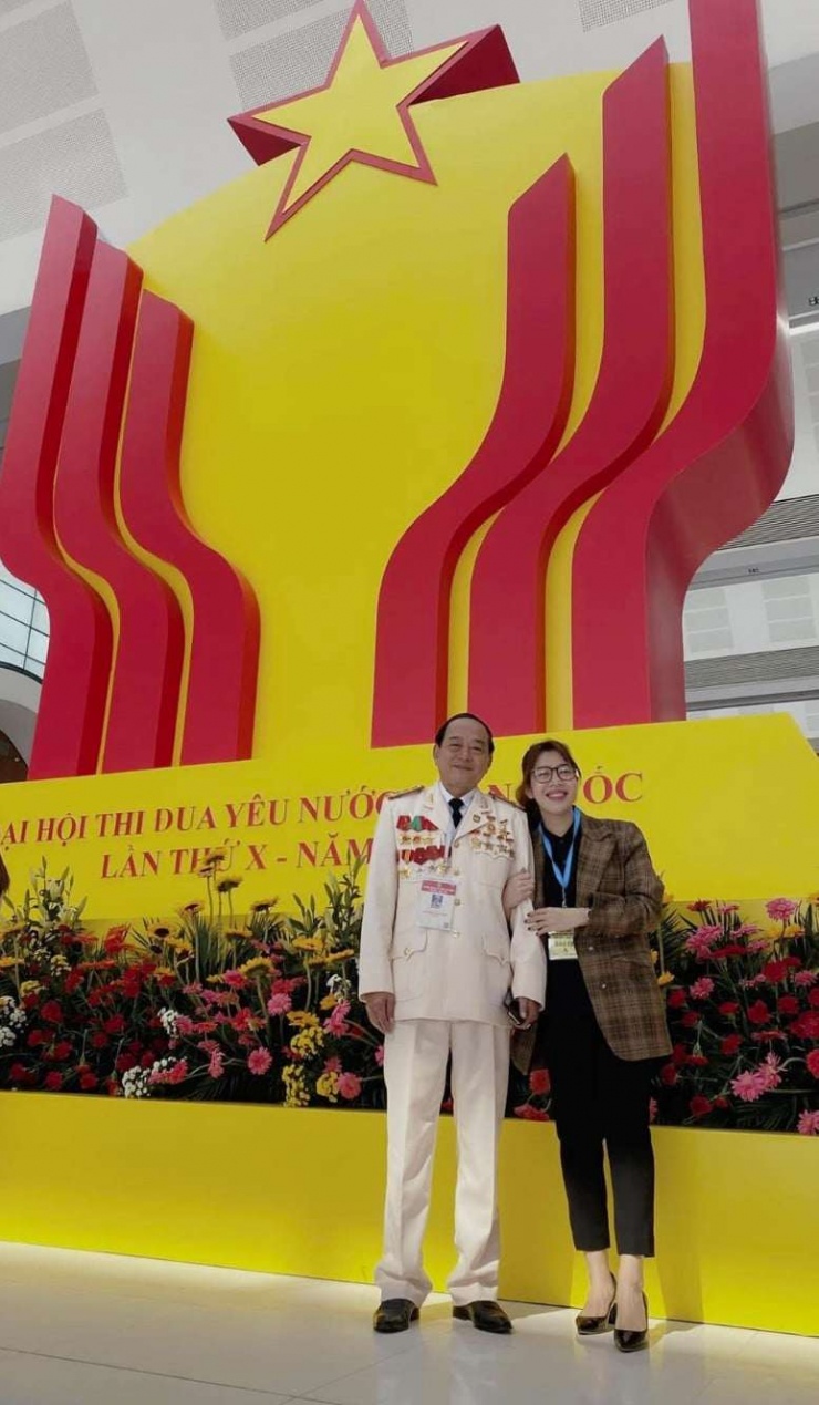 BTV Diệp Chi và bố - đại tá Nguyễn Xuân Thiêm. (Ảnh: FBNV)