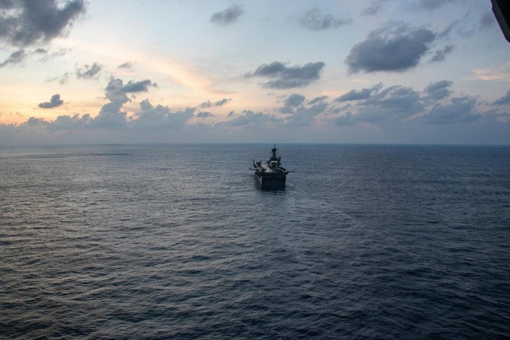 Tàu chở dầu liên quan Iran đi qua eo biển Hormuz dù Mỹ áp phong tỏa - 1