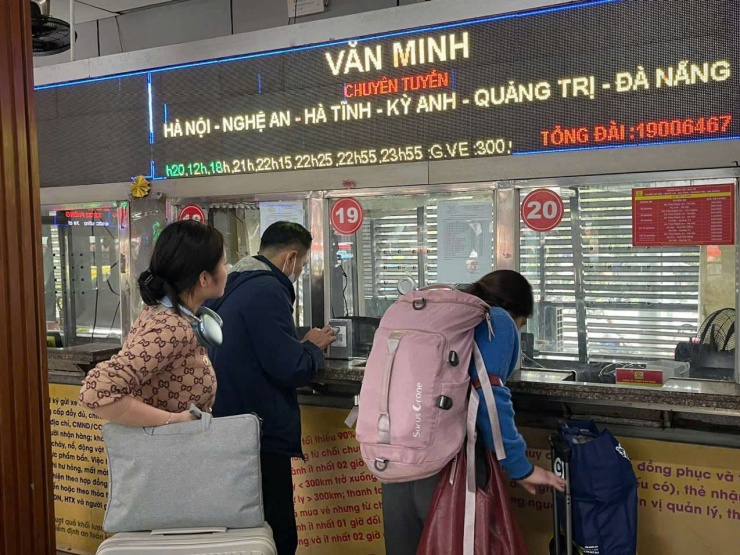 Hành khách tại bến xe Nước Ngầm.