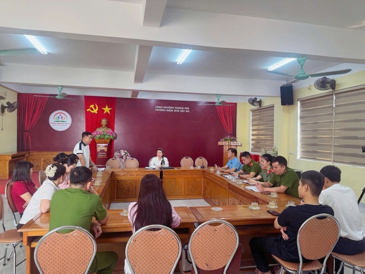 Lực lượng chức năng đã làm việc với phụ huynh và cô giáo. Ảnh: T.A