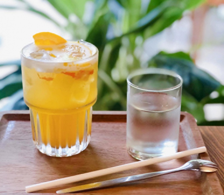 Các chuyên gia khuyên bạn nên ăn trái cây nguyên quả hơn là uống nước ép. Ảnh: Ban Mai