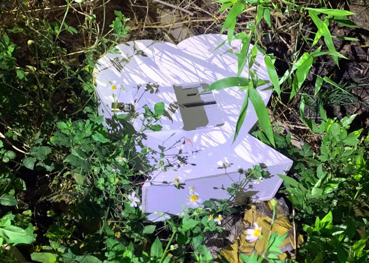 Tú và Huy trộm hòm tiền mừng rồi tẩu thoát. Ảnh: CACC