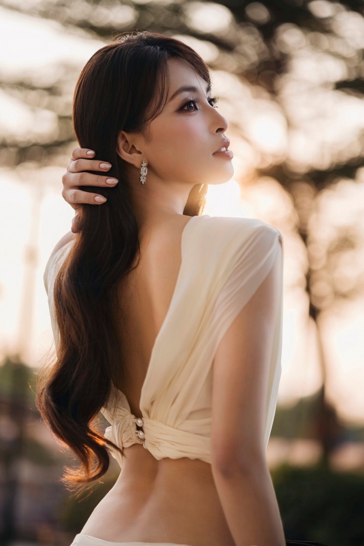 Fan trầm trồ thiết kế cut-out giúp Trần Tiểu Vy khoe 'thắt đáy lưng ong' gợi cảm - 1