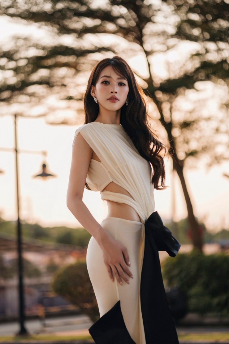 Fan trầm trồ thiết kế cut-out giúp Trần Tiểu Vy khoe 'thắt đáy lưng ong' gợi cảm - 3