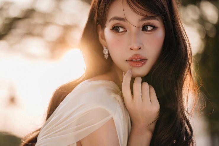 Fan trầm trồ thiết kế cut-out giúp Trần Tiểu Vy khoe 'thắt đáy lưng ong' gợi cảm - 8