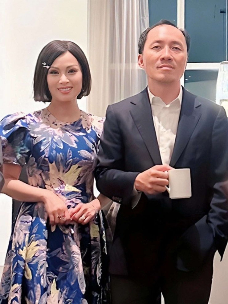 Ca sĩ Hà Phương và tỷ phú Chính Chu. Ảnh: FBNV