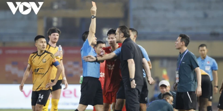 HLV Velizar Popov phải nhận thẻ đỏ tại vòng 18 V.League 2025/2026. Ảnh: VOV