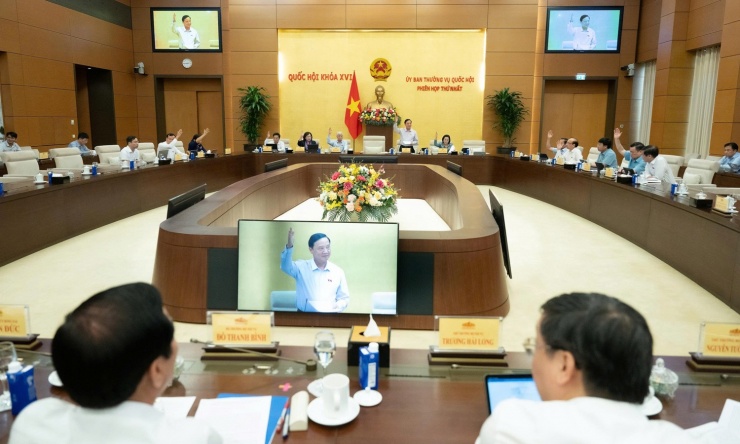 Các thành viên Ủy ban Thường vụ Quốc hội biểu quyết.