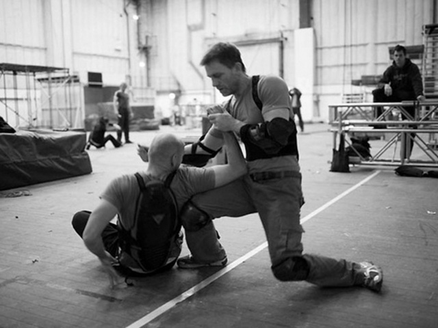 'Điệp viên 007' học môn võ nguy hiểm nhất thế giới, làm cựu võ sĩ MMA bị thương