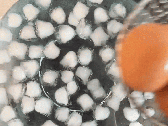 Mẹo luộc trứng dễ bóc vỏ của food blogger được hàng triệu người theo dõi