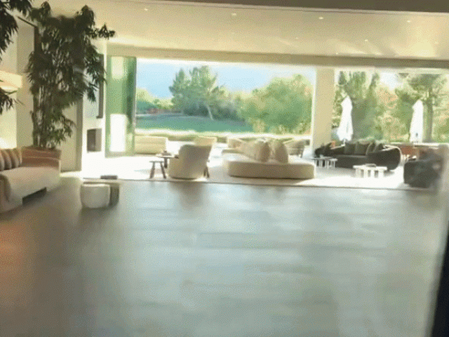 Kylie Jenner khoe biệt thự 'đẹp choáng ngợp'