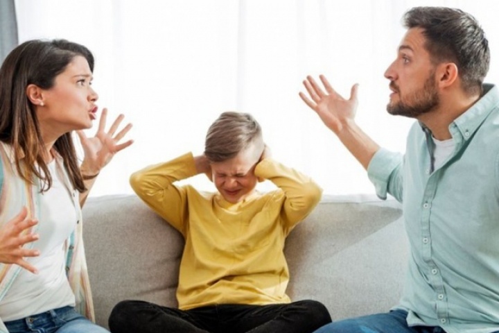 3 kiểu cha mẹ khiến con 'không ngẩng đầu lên được'