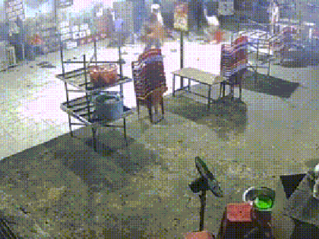 Nhóm người xông vào quán ăn, đánh gục 1 thanh niên ở TPHCM