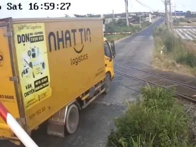 [CLIP] Thót tim cảnh xe container, xe tải vượt rào chắn đường sắt