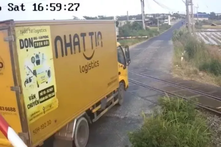 [CLIP] Thót tim cảnh xe container, xe tải vượt rào chắn đường sắt