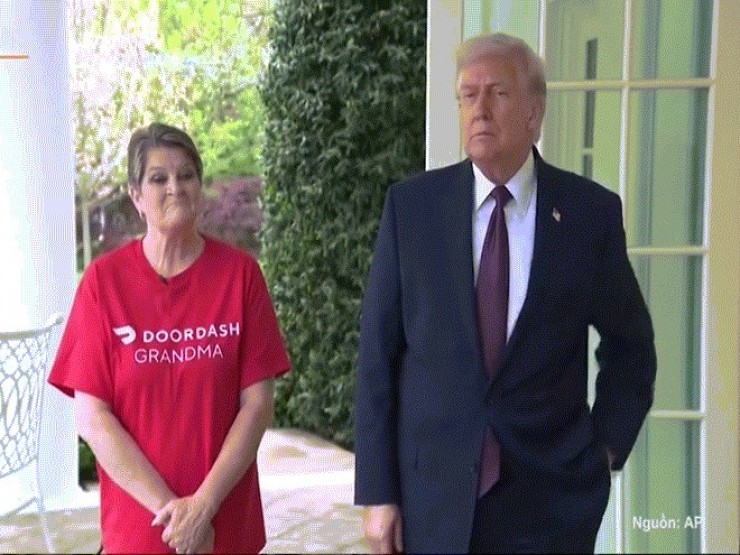 VIDEO: Ông Donald Trump và cú “order” gây bão mạng