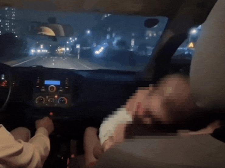 Mẹ bế con 7 tháng tuổi cầu cứu trong đêm, CSGT hỗ trợ vượt hơn 6 km đến bệnh viện an toàn