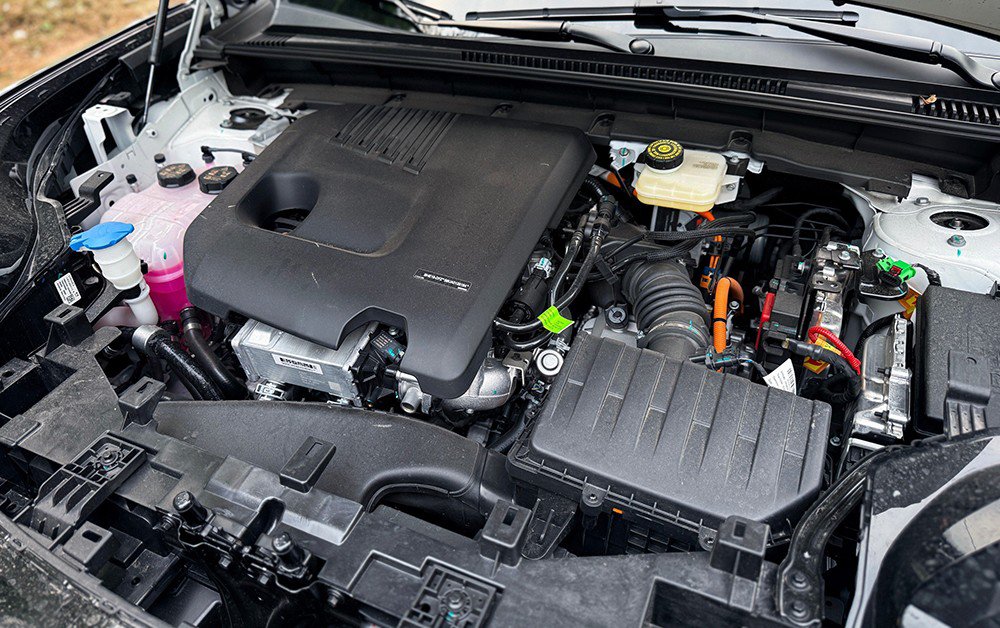 Xe được trang pin 39,6 kWh. Theo tiêu chuẩn WLTC, xe có thể chạy khoảng 200km hoàn toàn bằng điện. 