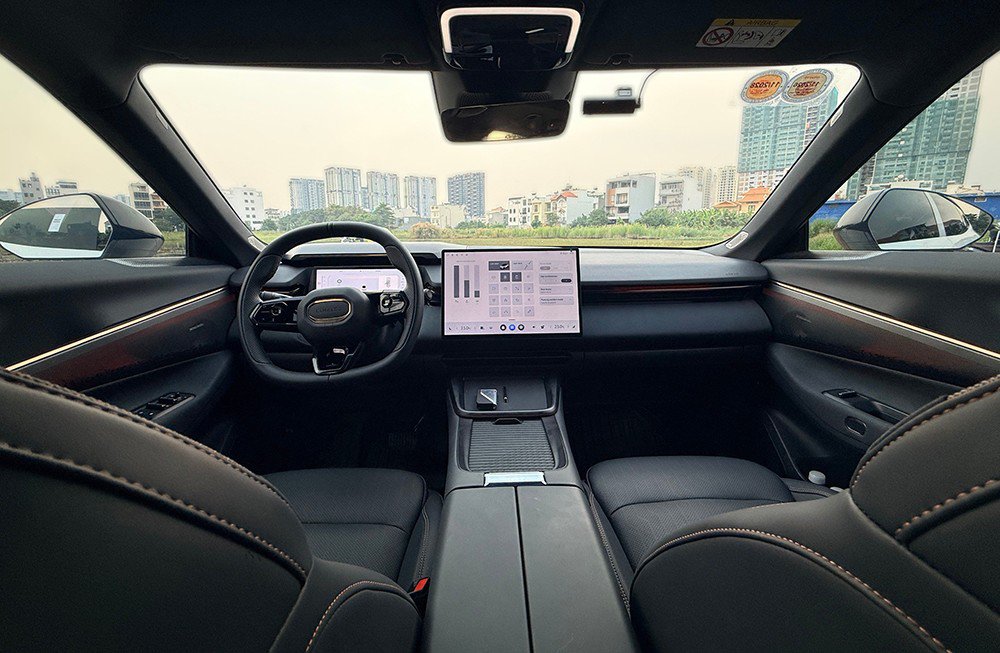 Bên trong khoang nội thất xe mang đến một trải nghiệm thị giác và xúc giác rất rõ ràng.