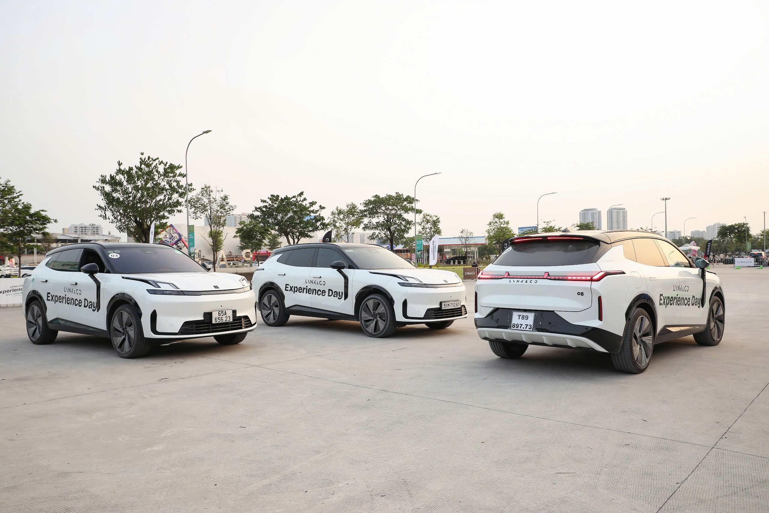 Lynk & Co 08 có 4 cửa sử dụng kính không viền và độc nhất trong phân khúc tại Việt Nam.