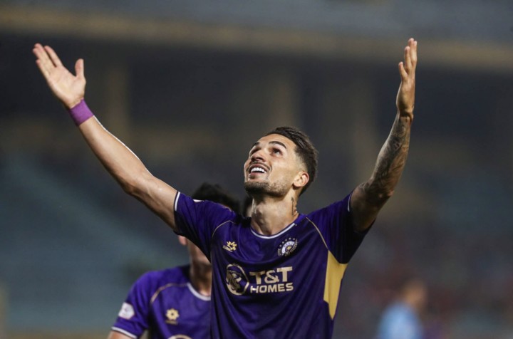 Hoàng Hên ăn mừng theo phong cách của Jude Bellingham theo lời hứa với Sơn Tùng. (Nguồn: Hanoi Football Club)