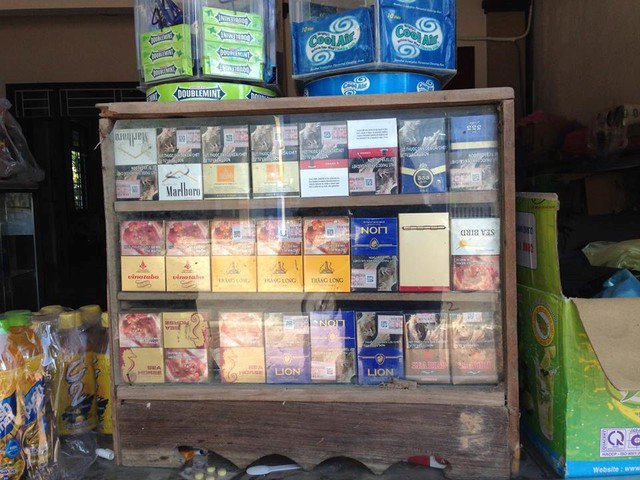 Mỗi nhãn hiệu thuốc lá chỉ được trưng bày tối đa một bao tại điểm bán lẻ theo quy định mới. Ảnh minh họa.