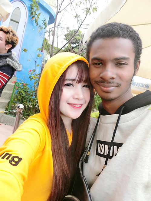 Cặp 'chồng xấu vợ xinh đẻ con tiên' nổi tiếng Campuchia giờ ra sao? - 2