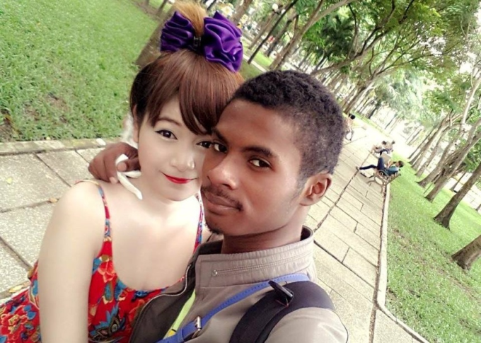 Cặp 'chồng xấu vợ xinh đẻ con tiên' nổi tiếng Campuchia giờ ra sao? - 1