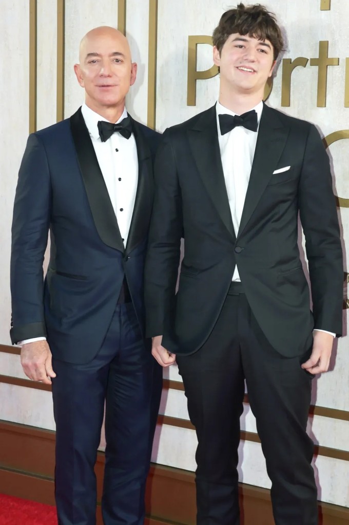 Jeff Bezos và con trai cả, Preston Bezos, dự American Portrait Gala năm 2019. Ảnh: Shannon Finney