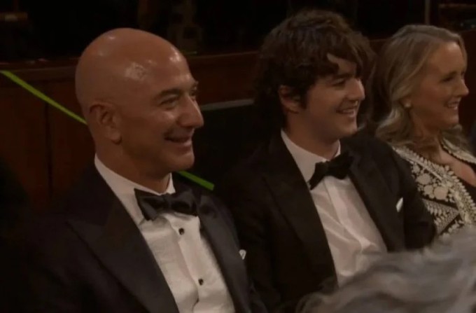 Jeff Bezos và con trai dự Oscar 2020. Ảnh: X @Pop Crave