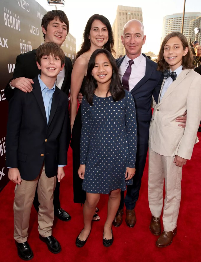 Jeff Bezos, McKenzie Scott và bốn con chung hồi năm 2016. Ảnh: Todd Williamson