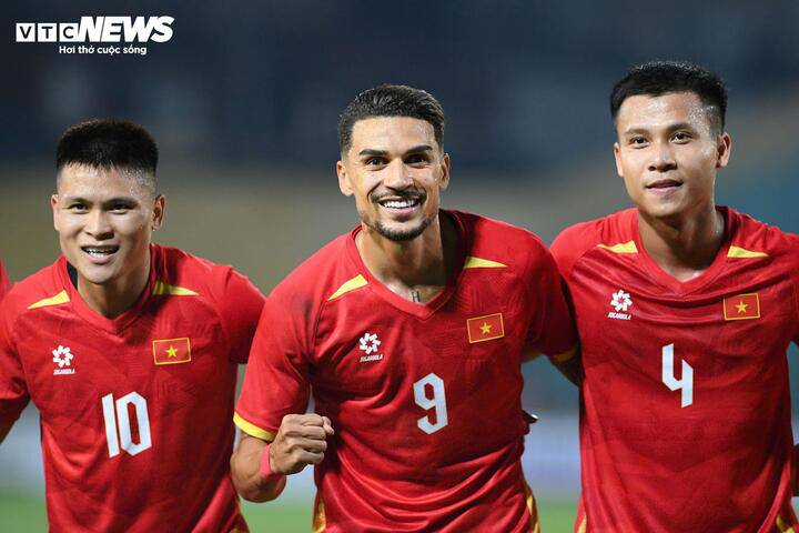 Đỗ Hoàng Hên (số 9) lần đầu ra sân cho đội tuyển Việt Nam ở trận giao hữu với Bangladesh ngày 26/3/2026. (Ảnh: Đắc Huy)