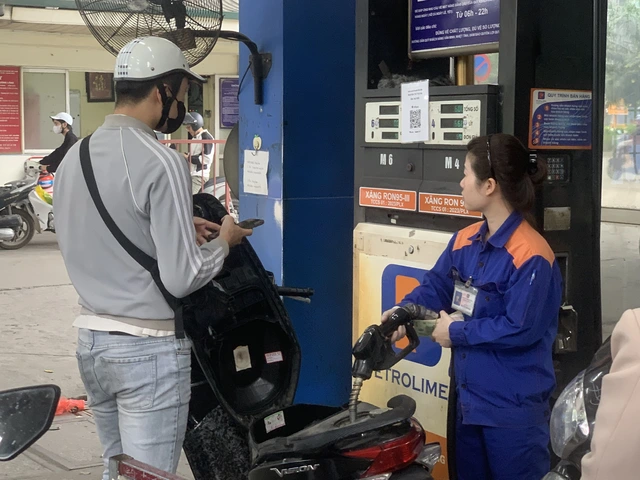 Giá xăng, dầu giảm nhưng giá thực phẩm gần như chưa "hạ nhiệt". Ảnh: Nguyễn Khánh.