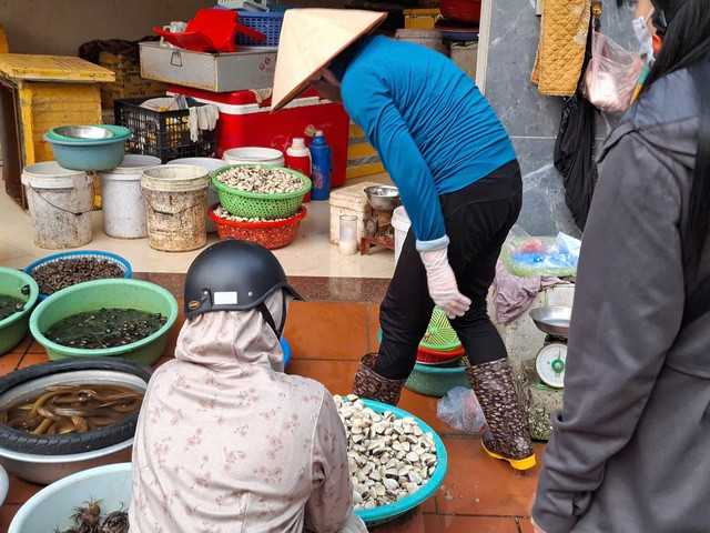 Giá hải sản vẫn ở mức cao. Ảnh: Quỳnh Mai.