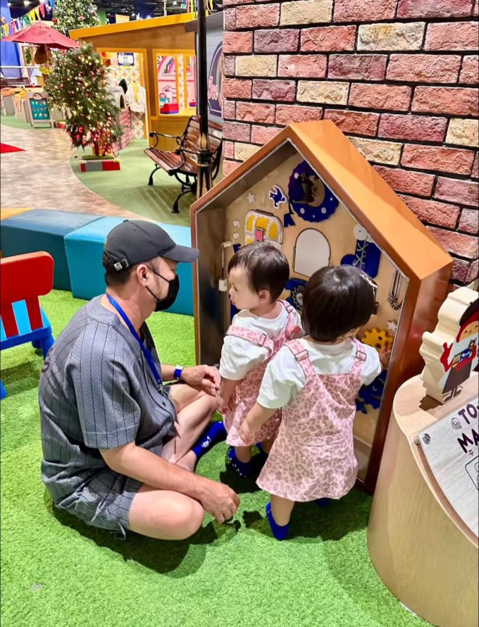 Ảnh sao 14/4: Thu Trang mê nhìn Tiến Luật chơi với cặp song sinh - 1