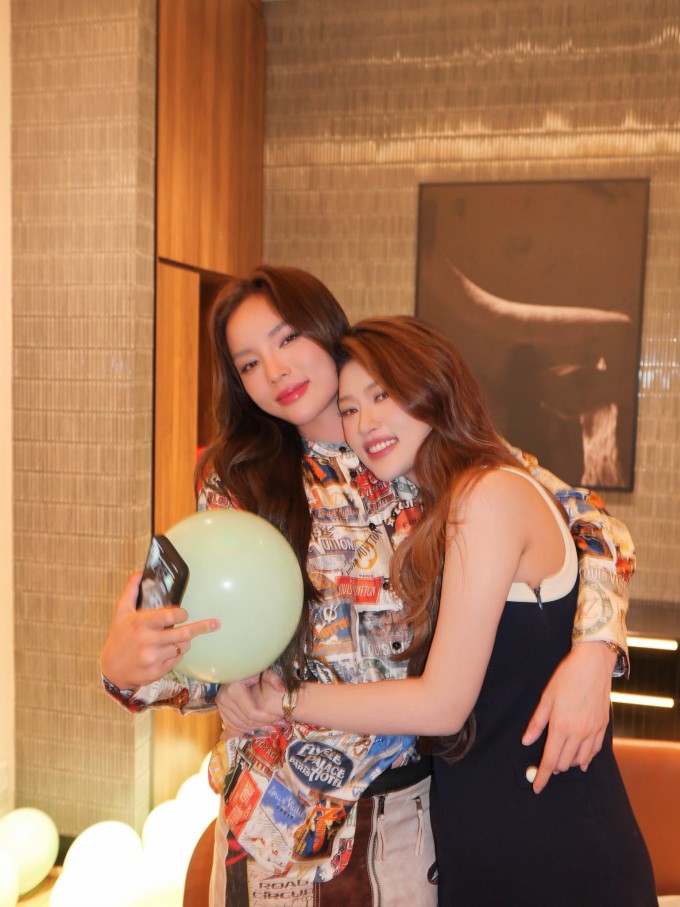 Ảnh sao 14/4: Thu Trang mê nhìn Tiến Luật chơi với cặp song sinh - 2