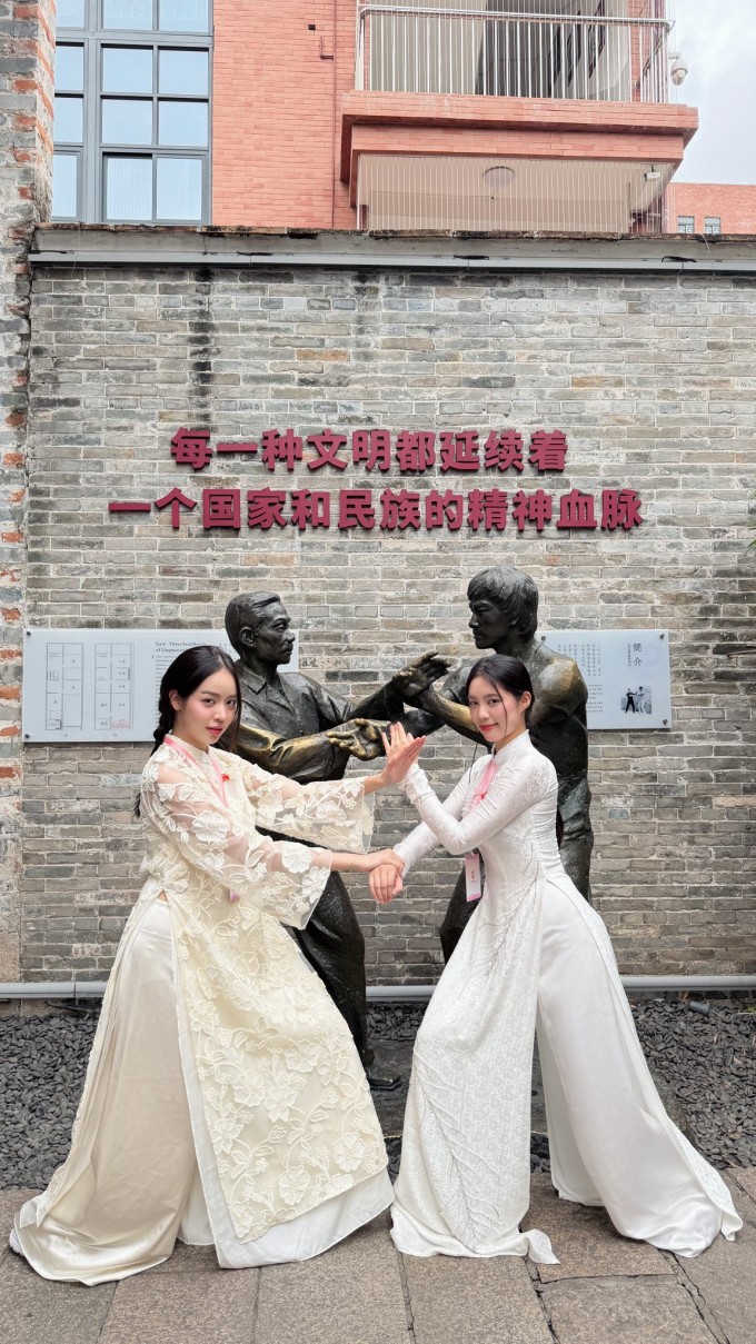 Ảnh sao 14/4: Thu Trang mê nhìn Tiến Luật chơi với cặp song sinh - 6