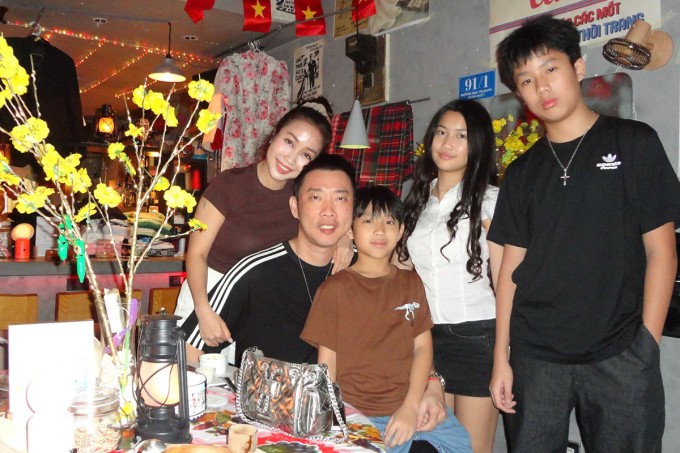 Ảnh sao 14/4: Thu Trang mê nhìn Tiến Luật chơi với cặp song sinh - 3