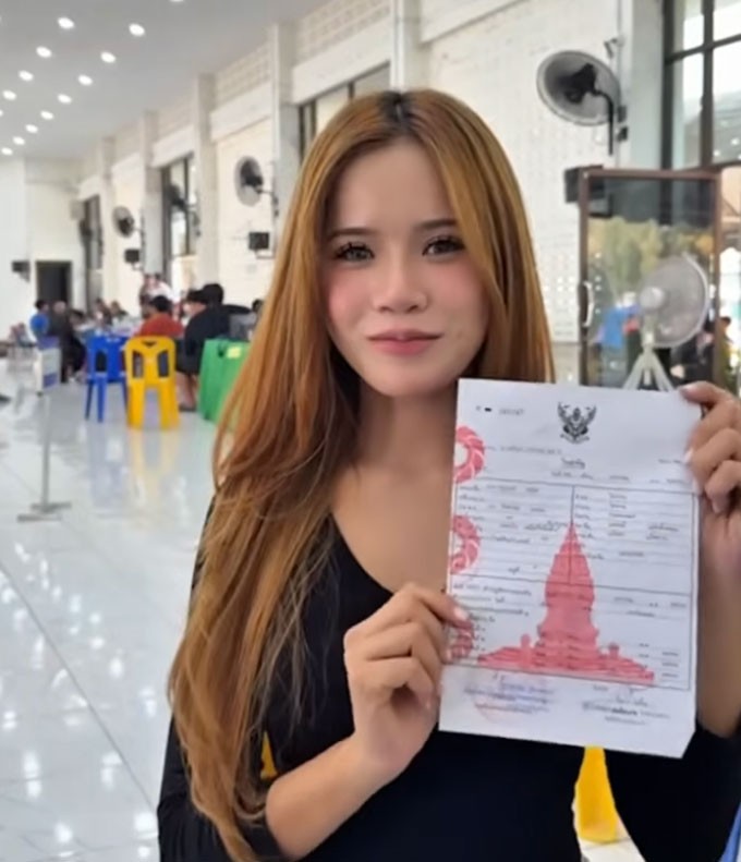 Dàn mỹ nhân chuyển giới 'đổ bộ' ngày khám nghĩa vụ quân sự ở Thái Lan - 8