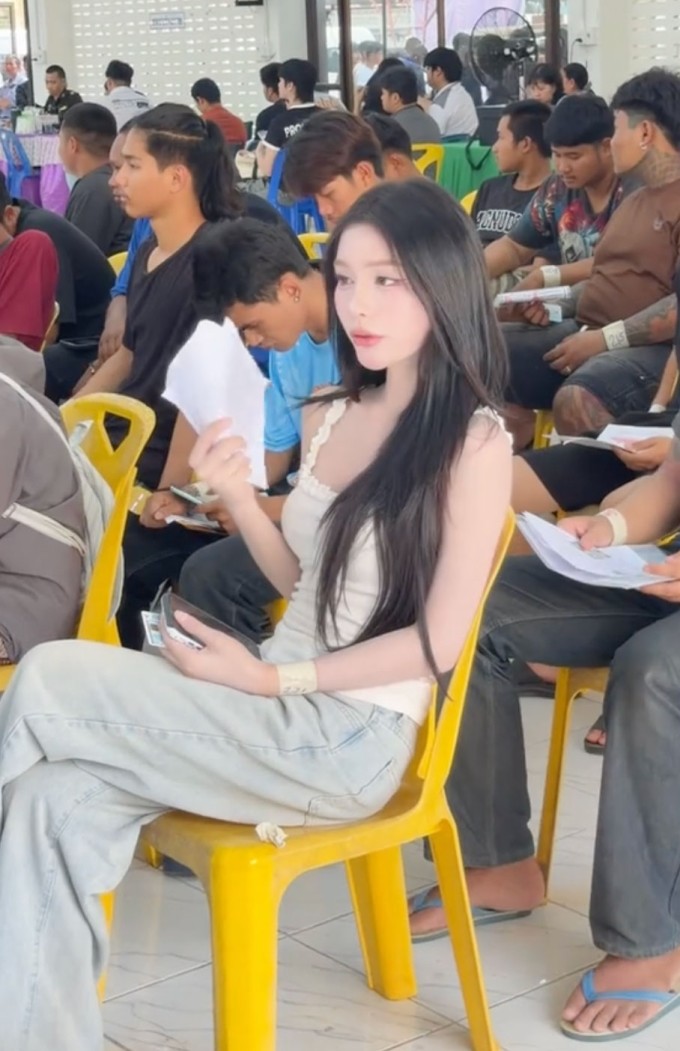 Dàn mỹ nhân chuyển giới 'đổ bộ' ngày khám nghĩa vụ quân sự ở Thái Lan - 1