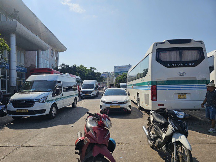 Nhiều hãng xe khách bắt đầu giảm giá vé sau khi giá xăng dầu giảm.