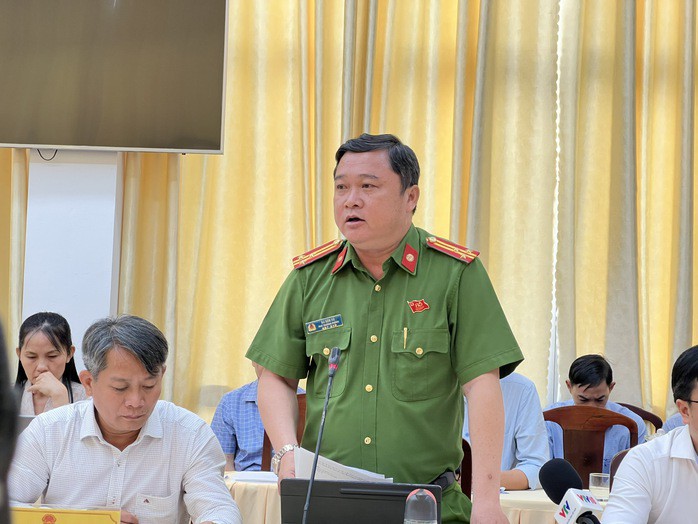 Thượng tá Âu Sơn Vũ trả lời tại buổi họp báo